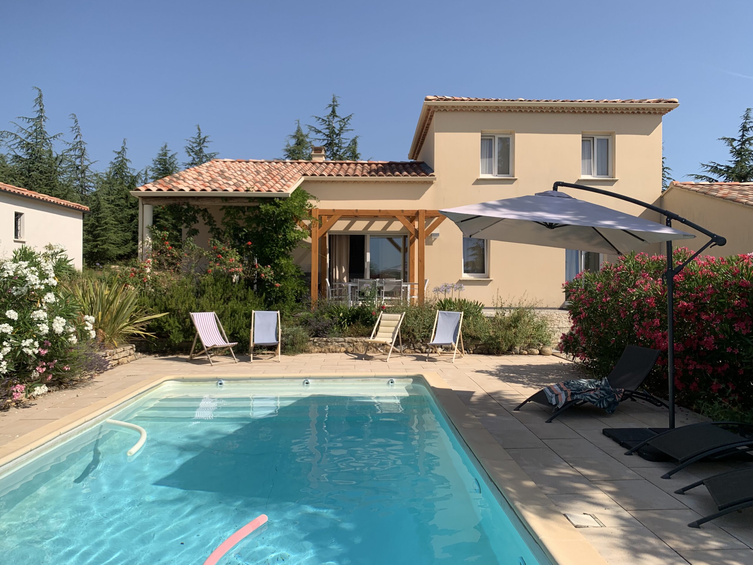 Gîtes L'Embellie St Vincent - vue de face - l'embellie - Gîte avec piscine