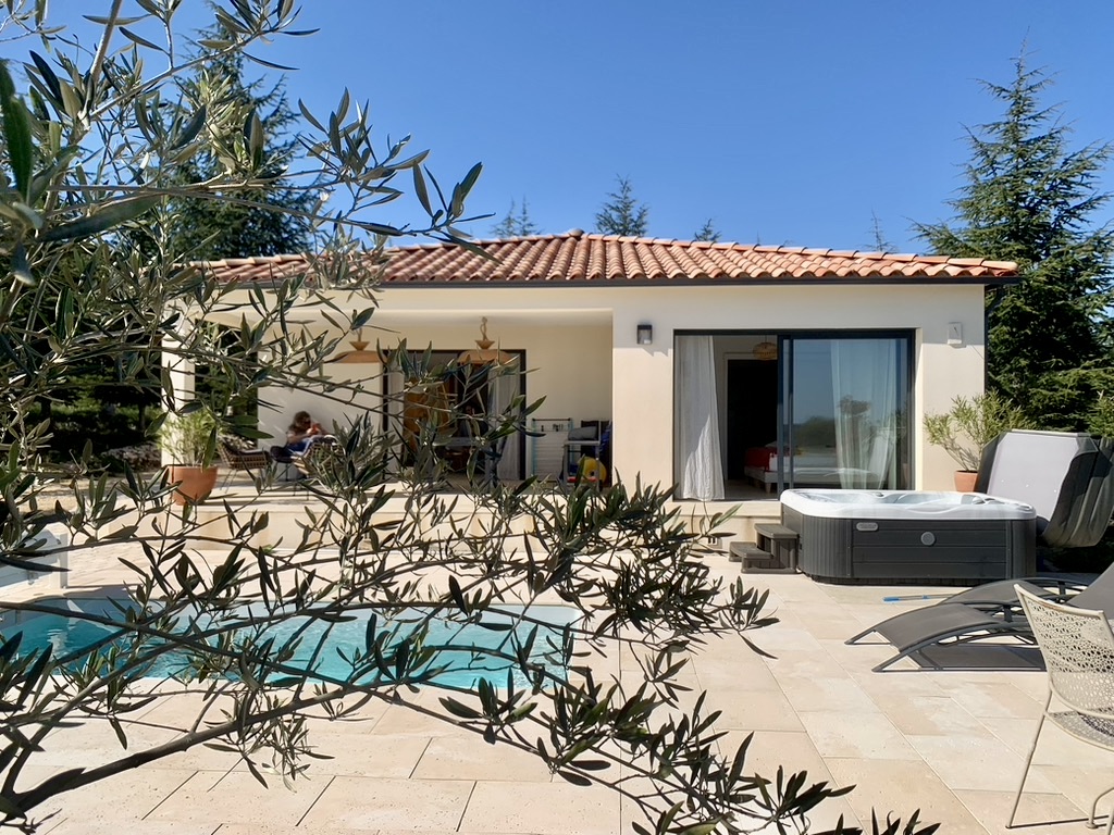 Gîtes L'Embellie St Vincent - vue face - carpe diem - Gîte bien-être PMR avec piscine