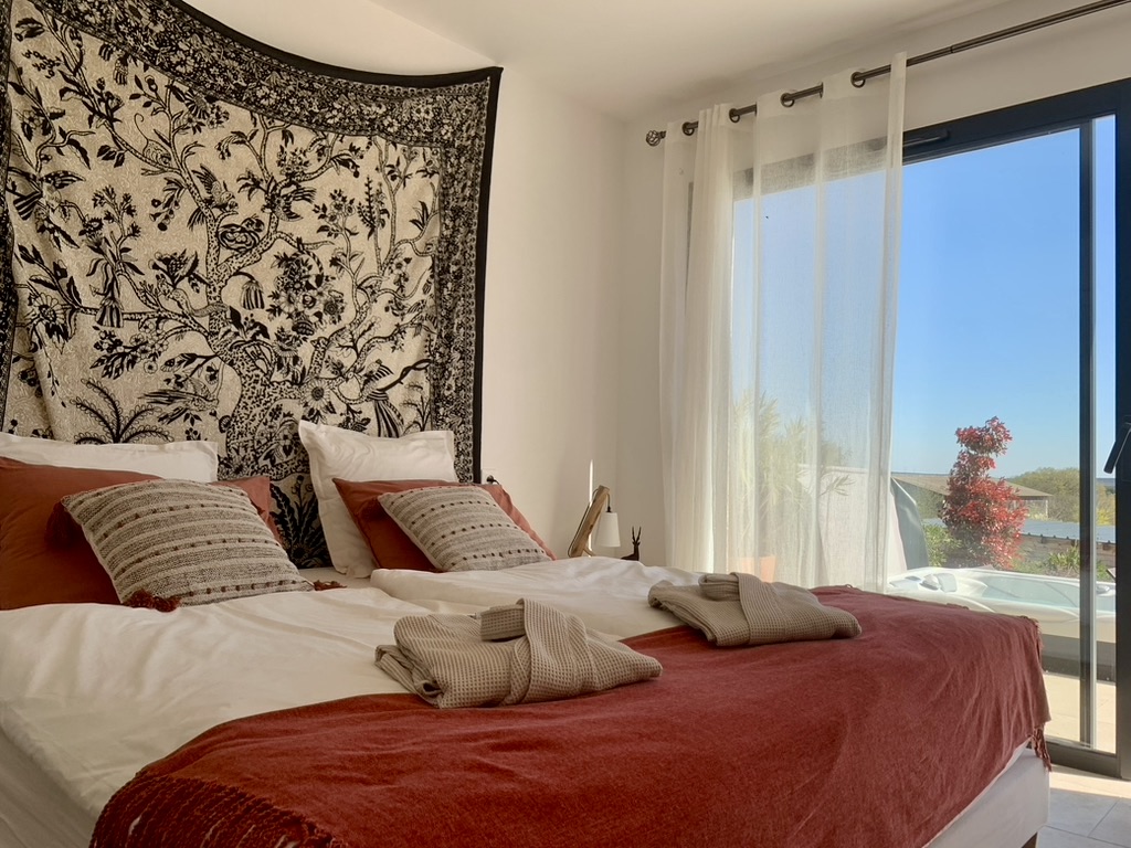 Gîtes L'Embellie St Vincent - vue intérieure chambre - carpe diem - Gîte bien-être PMR avec piscine