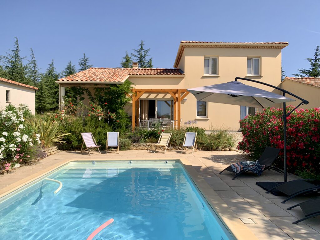 Gîtes L'Embellie St Vincent - vue terrasse piscine - l'embellie - Gîte bien-être avec piscine