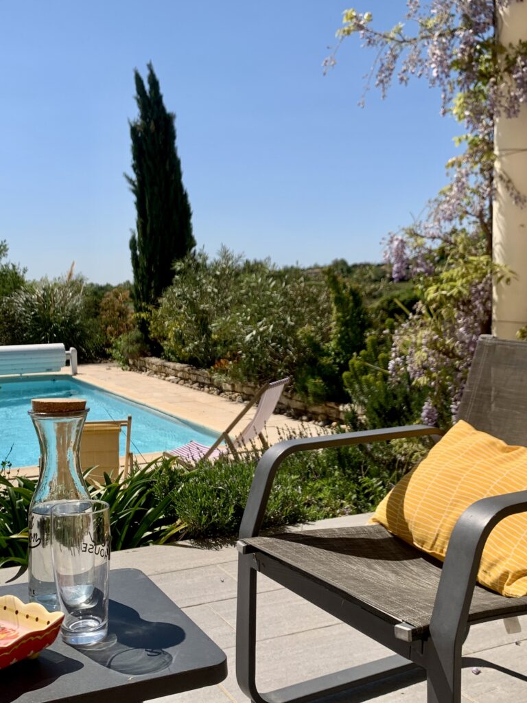 Gîtes L'Embellie St Vincent - vue terrasse piscine - l'embellie - Gîte bien-être avec piscine