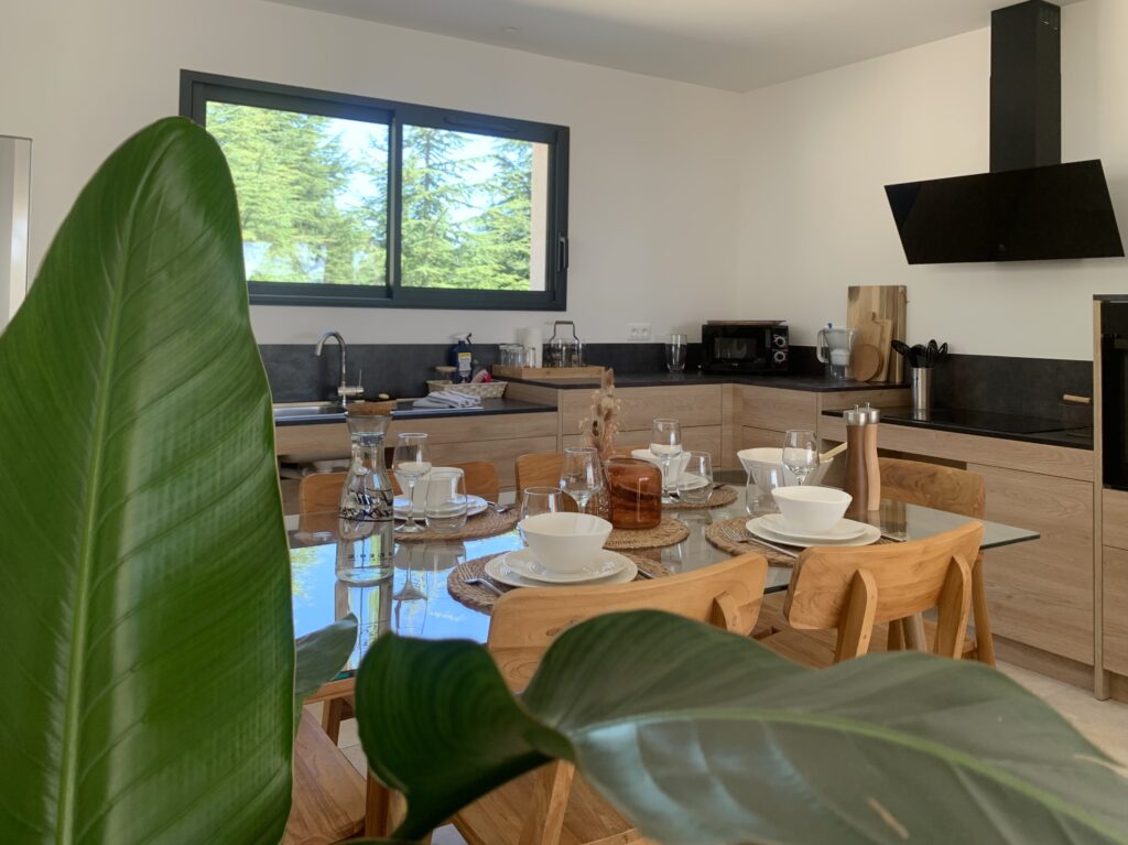 embelliesaintvincent_villapmrlebelieu_espacerepas_1