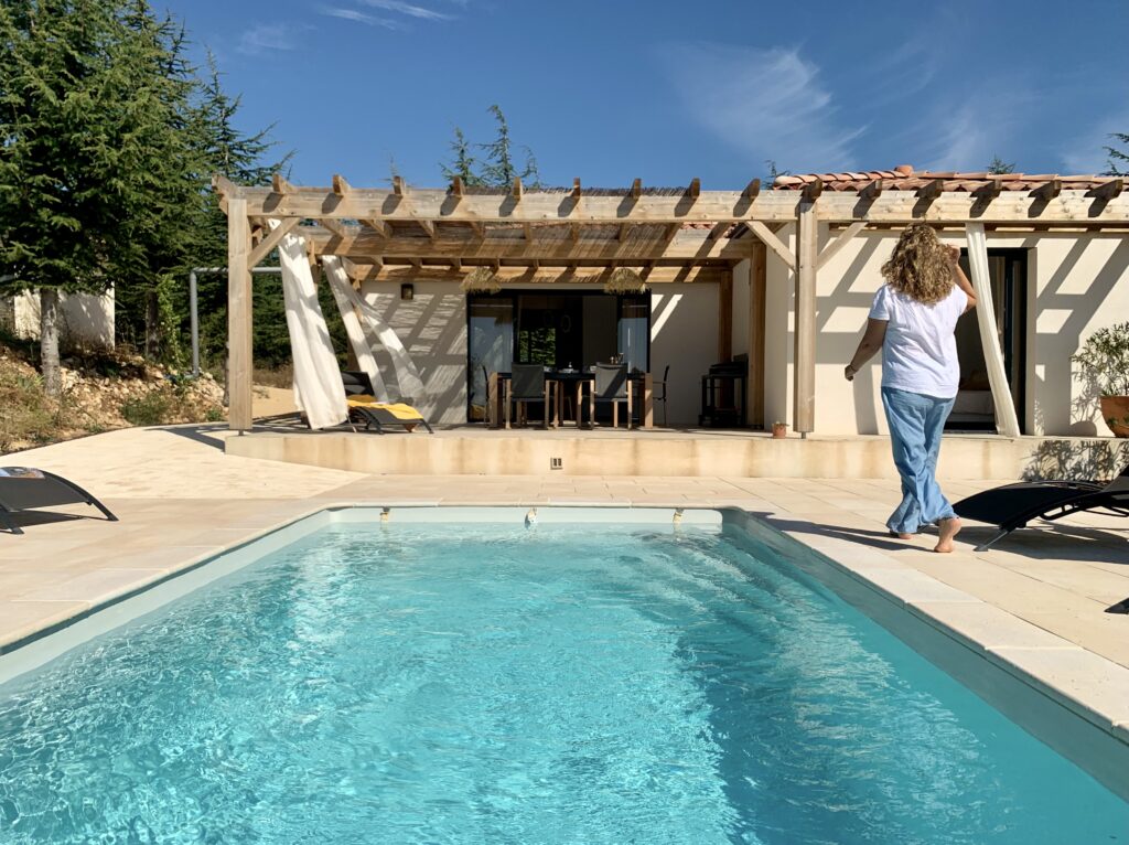 Gîtes L'Embellie St Vincent - vue de face - le bélieu - Gîte bien-être PMR avec piscine