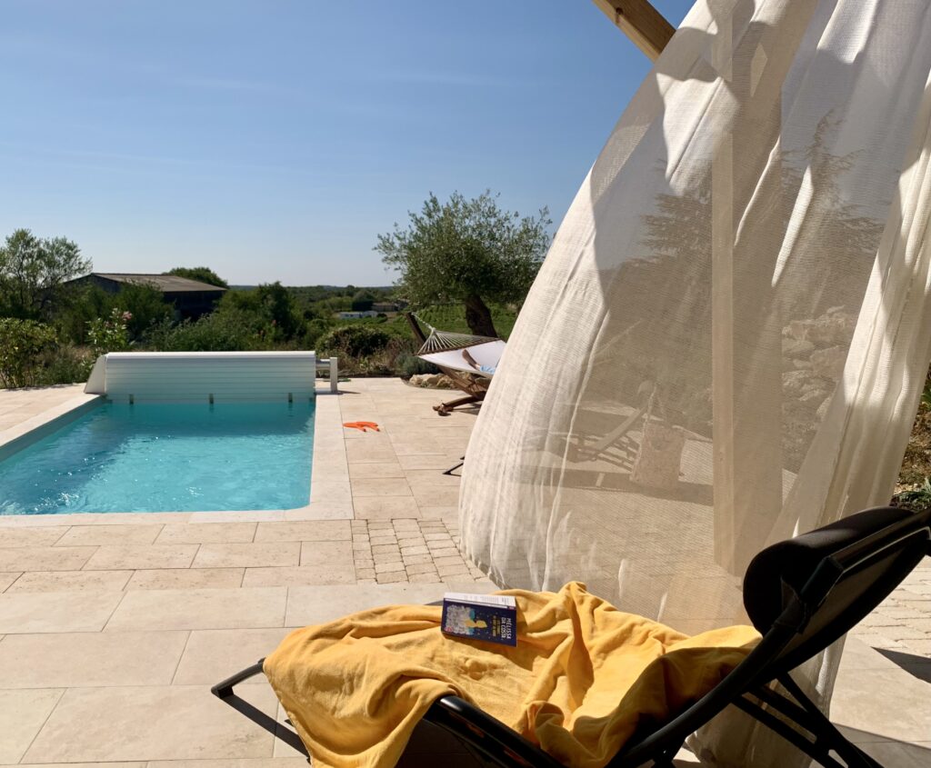 Gîtes L'Embellie St Vincent - vue terrasse piscine - le bélieu - Gîte bien-être PMR avec piscine