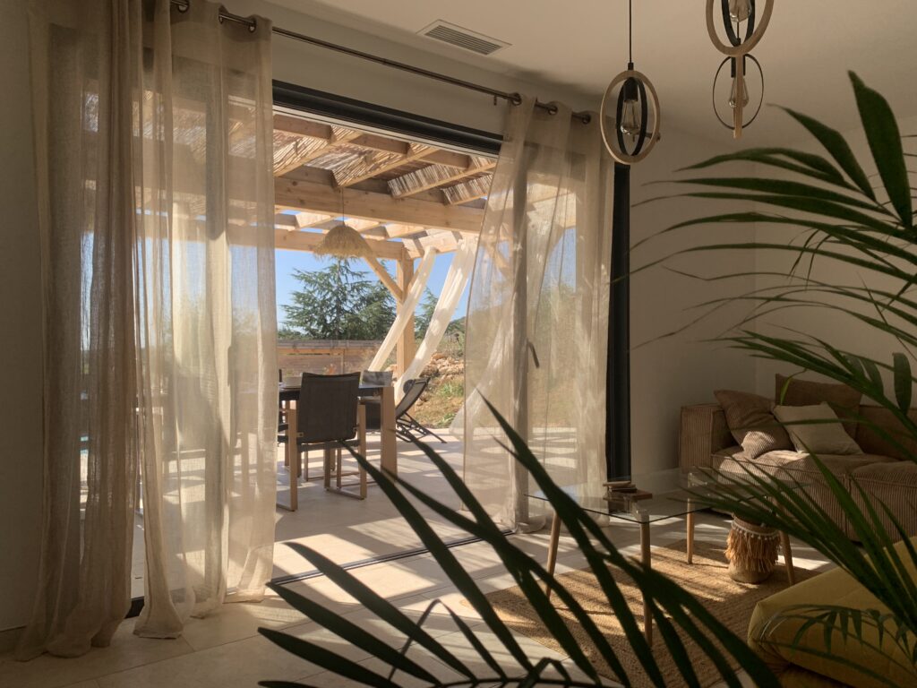 embelliesaintvincent_villapmrlebelieu_salon_1